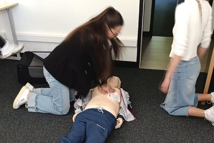 Des lycéens en prépa terminale santé s'exercent sur des mannequins à Cours Agora Montpellier