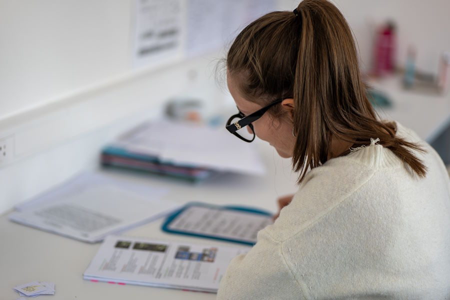 Deux étudiantes discutant et travaillant au cours agora